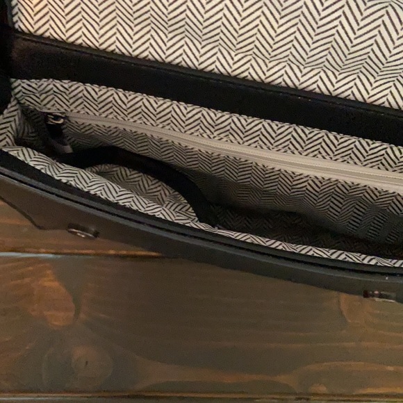 DSW Chevron Fringe Clutch Crossbody Purse Black - Picture 5 of 7